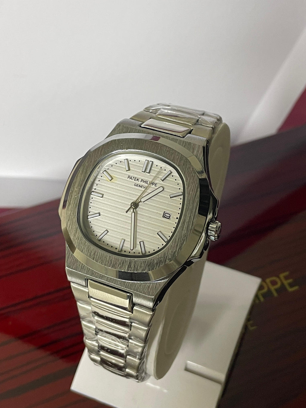 : Luxury Patek Philippe Nautilus Semi-Automatic Watch - White Striped Dial