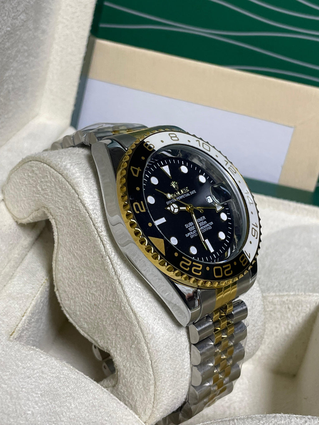 Luxury Rolex GMT-Master II Two-Tone Watch - Black Dial with white-Black Rotating Ceramic Bezel