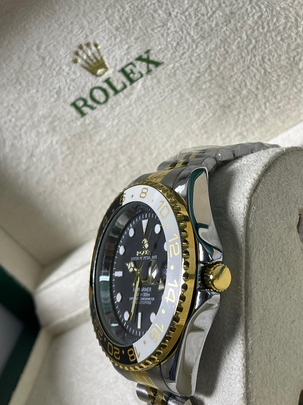 Luxury Rolex GMT-Master II Two-Tone Watch - Black Dial with white-Black Rotating Ceramic Bezel